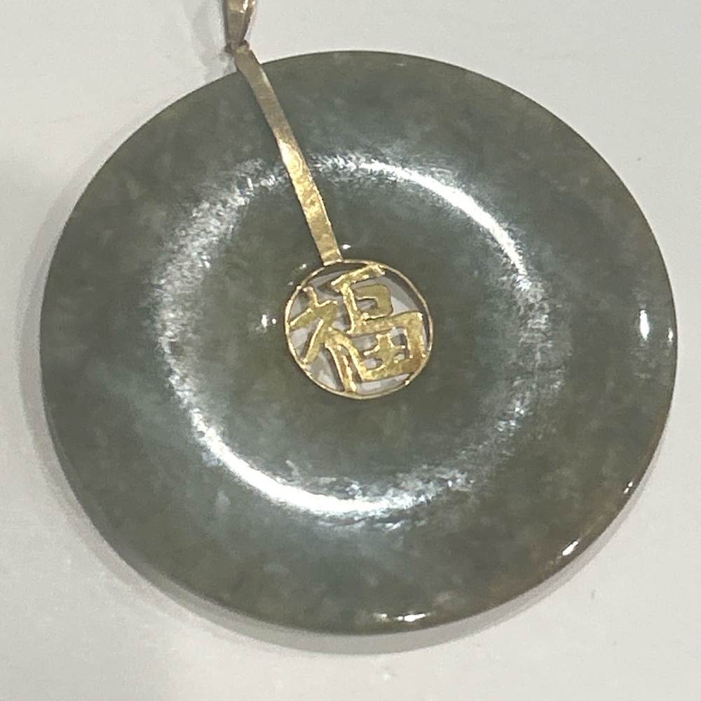 14k Gold Green Jade Round Pendant   16.9 grams